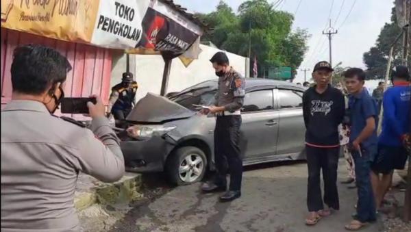 Mobil Sedan Tabrak Warung di Jalan Sewaka, Sopir dan Penumpang Diduga Rebutan Stir