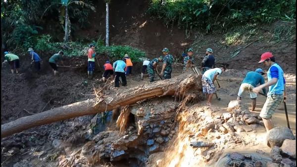 Banjir Bandang, Putuskan Jembatan antar Dusun