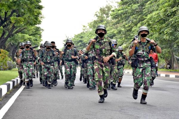 Tenteng Senjata Organik dan Helm Tempur, Prajurit “Gurita Cakti” Susuri Jalan Sejauh 8 KM