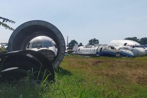 Curi Perhatian Warga, Bangkai Pesawat Menumpuk di Jalan Raya Bogor-Parung