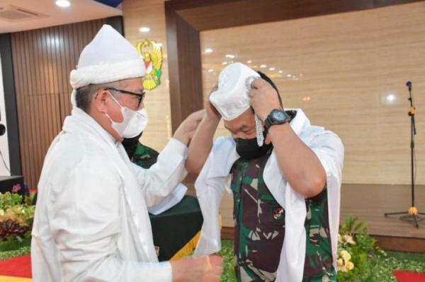 KSAD Jenderal TNI Dudung Abdurachman Kunjungi Medan, Dipakaikan Peci dan Sorban Putih