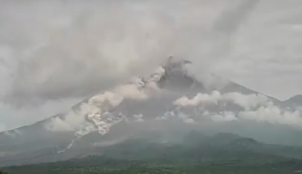Gunung Semeru Kembali Luncurkan Guguran Awan Panas Sejauh 4.000 Meter