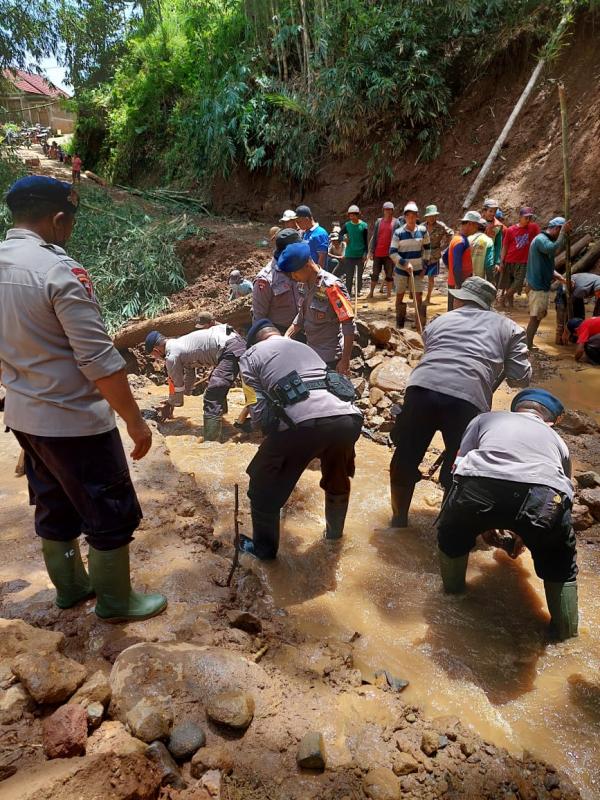 Kapolres Kediri Kota Tinjau Lokasi Bencana Banjir dan Tanah Longsor di Desa Blimbing Mojo