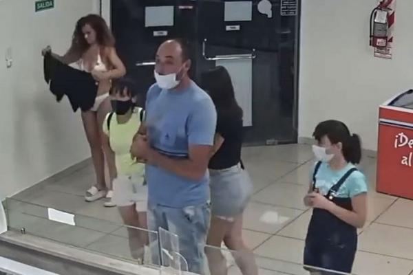 Copot Gaun Dijadikan Masker, Wanita Ini Nyaris Telanjang di Toko Es Krim