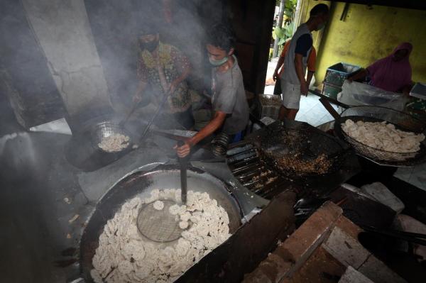 Nestapa Pengusaha Kerupuk di Tengah Mahalnya Minyak Goreng