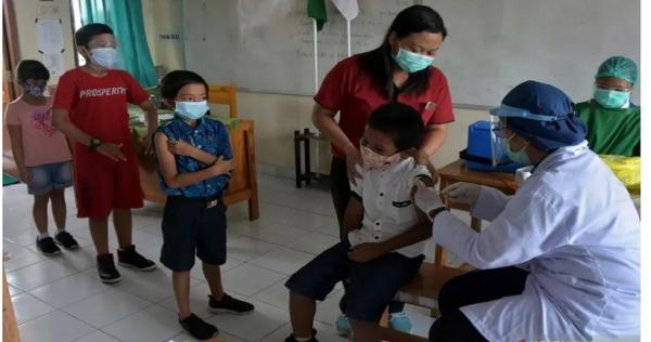 Para Siswa SD di Kupang Dihibur Sebelum Disuntik Vaksin Covid-19