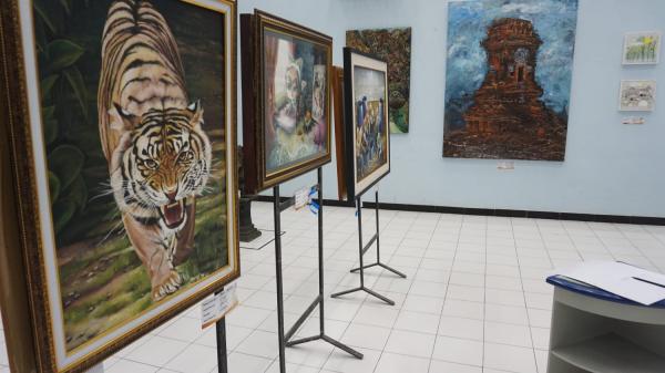 Keluarga Wali Kota Mojokerto, Ning Ita Borong Lukisan Seniman Bumi Mojopahit
