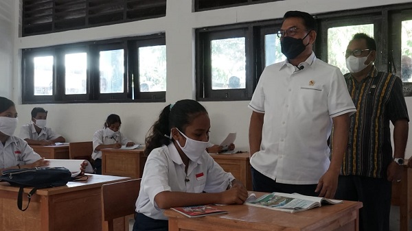 Pantau PTM di Sumba, Moeldoko Sebut Bisa Jadi Jenderal karena Pendidikan