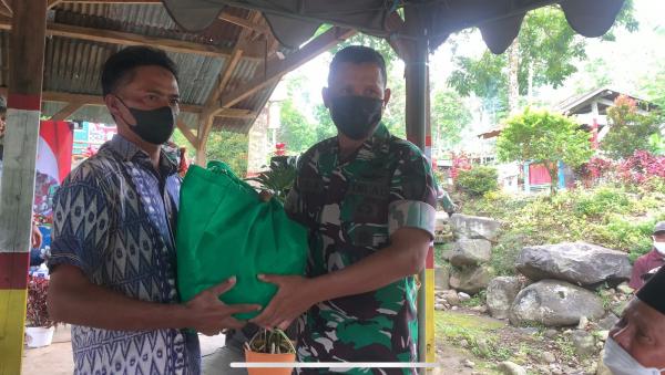 Kodim 0808 Blitar Bersama BLRC Berbagi dengan Warga Kampung Tertinggi di Blitar