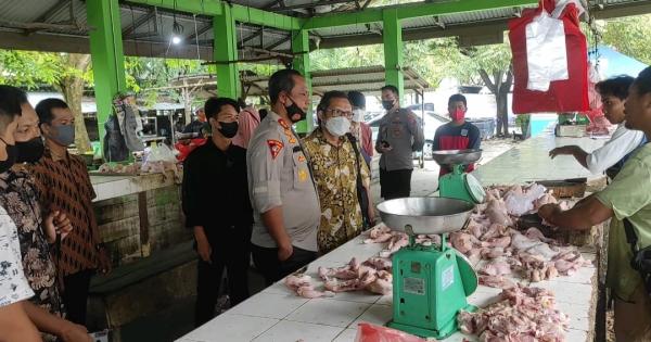Harga Ayam Potong Mahal, Kapolres Bangka Barat Sidak ke Pasar Muntok