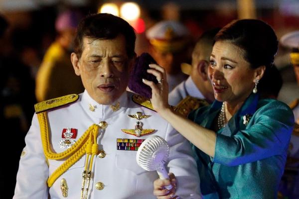 Raja Thailand Nikmati Lockdown dengan 20 Budak Seks Ditengah Rakyat Berjuang Melawan Covid-19