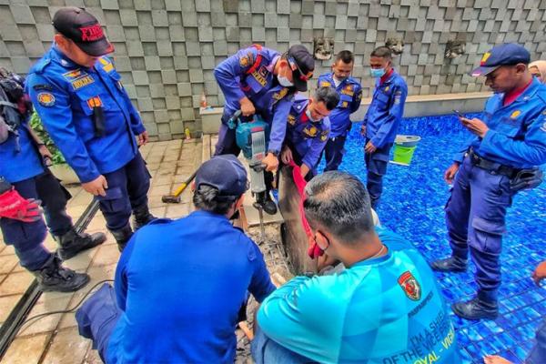 Dramatis, Aksi Penyelamatan Tangan Tersangkut Pipa Kolam Renang di Pamulang Libatkan Damkar