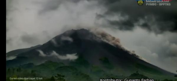 Gunung Merapi Mengeluarkan Awan Panas, Warga Dihimbau Waspada