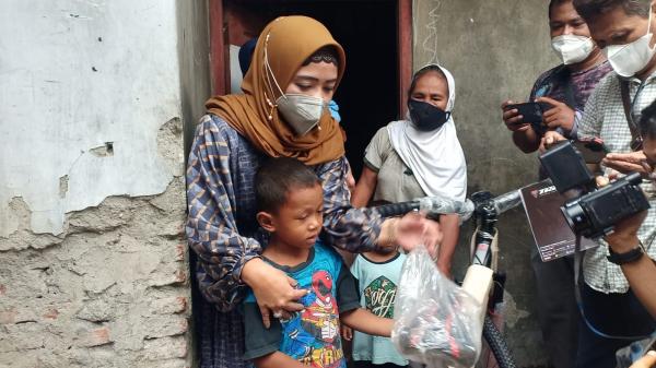 Banjir Bantuan, Tangis Haru Keluarga Pemulung Pecah saat Didatangi Dua Anggota DPR RI