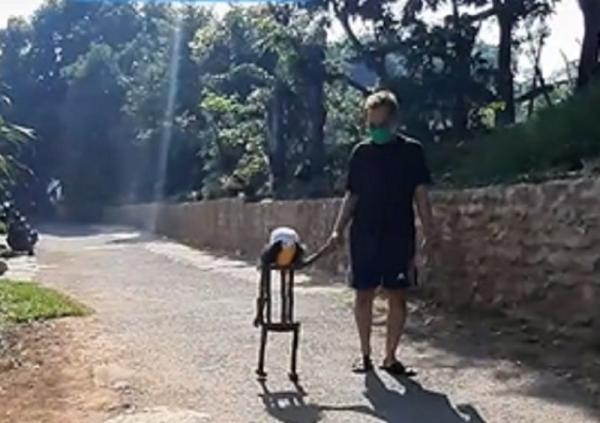 Viral Pria Berjalan Bergandengan dengan Boneka Arwah, Netizen: Ini Baru Keren Bisa Jalan Sendiri
