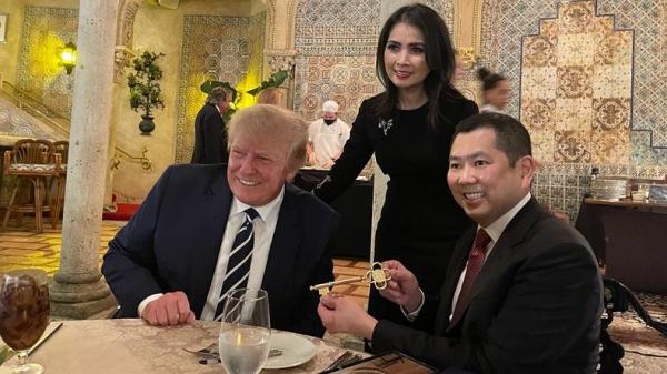Makan Malam Bersama di Florida, Hary Tanoe Dihadiahi Donald Trump Kunci Khusus Gedung Putih