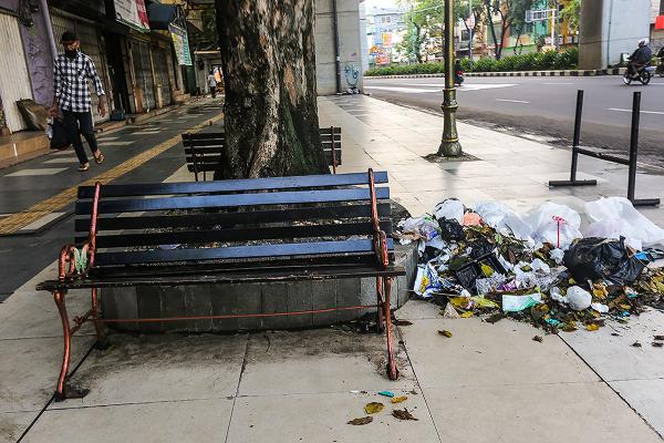Sampah Dibuang Dipinggir Jalan