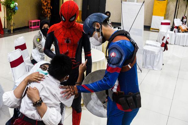 Karakter Tokoh Superhero Temani Anak Anak Vaksin COVID-19