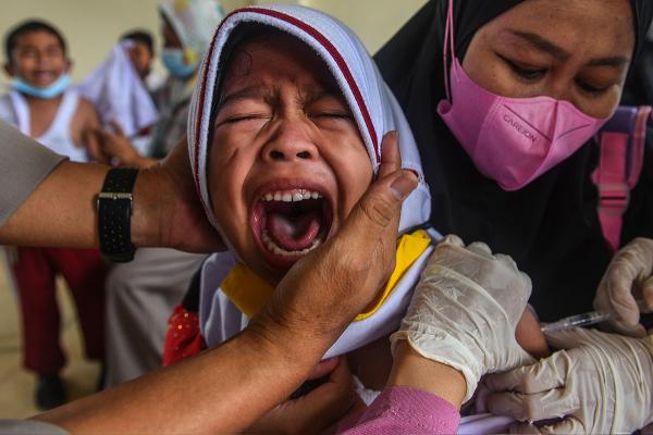 Ekspresi Anak SD Divaksin COVID-19