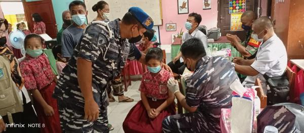Hari Kedua Serbuan Vaksin Maritim, 430 Anak SD Kembali Tervaksin oleh TNI AL Lanal Babel