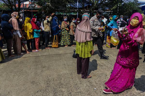 Operasi Pasar Murah Minyak Goreng Diserbu Warga