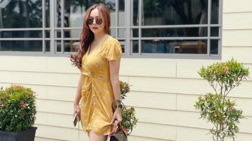 Cantiknya Aura Kasih Pakai Dress Kuning, Netizen: Janda Satu Ini Menggoda Banget!