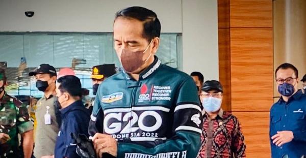Simulasi Penonton MotoGP, Jokowi Kendarai Sepeda Motor Custom Menuju Sirkuit Mandalika