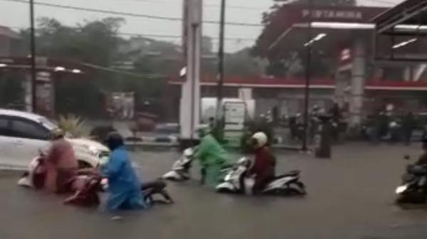 Banjir Rendam Jalan AH Nasution Mangkubumi,  Sejumlah Motor Mogok