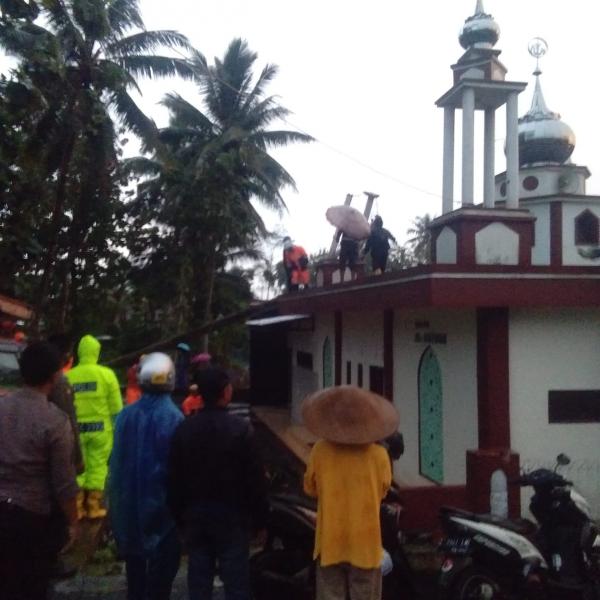 Disapu Angin Kencang, Pohon Tumbang Timpa Masjid dan 2 Rumah Warga di Purbaratu