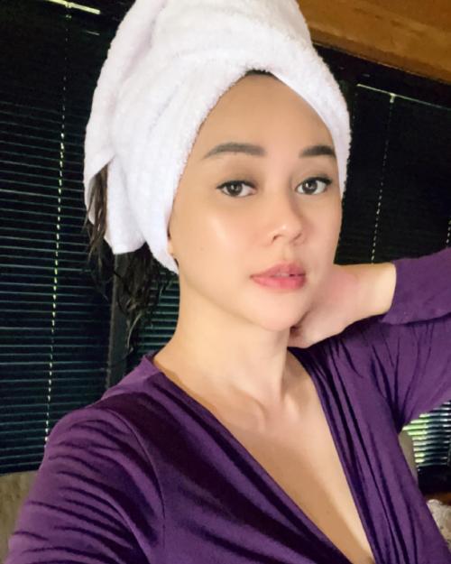 Ketika Aura Kasih Selfie Pakai Outfit Terbuka Usai Mandi, Netizen: Janda Semakin di Depan!