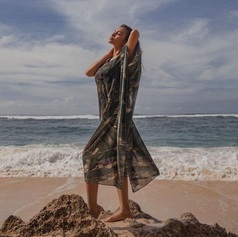 Ariel Tatum Sensual Pakai Kimono di Pantai Private Bali