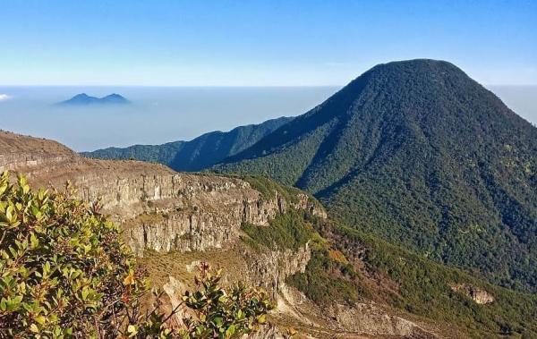 Kisah Horor Pendaki Wanita di Gunung Gede yang Dipeluk Sosok Raksaksa Hitam