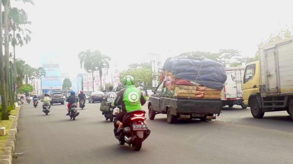 Mobil Pengangkut Sayur Mayur Patah As Ditengah Jalan Gading Serpong