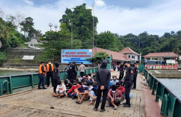 Tengah Malam, Puluhan Bandar Narkoba Napi Lapas Semarang Dipindah ke Nusakambangan