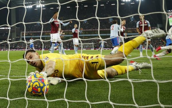 Imbang 2-2,  Fans Man United Sebut Kiper Aston Villa Kena Karma