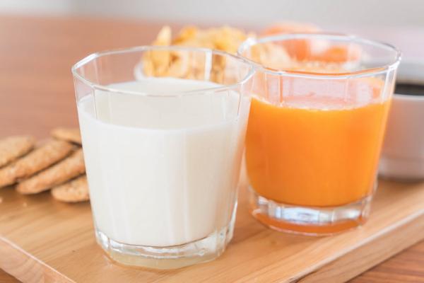 Sarapan Sehat, Pilih Susu atau Jus Jeruk?