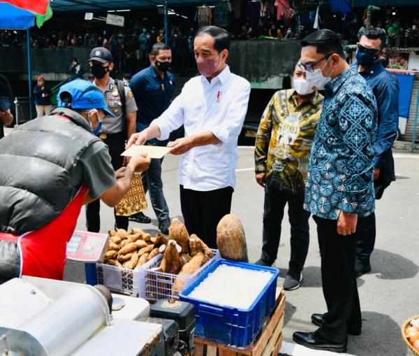 Kunker ke Kota Bandung, Jokowi Bagikan BLT ke Pasar Sederhana