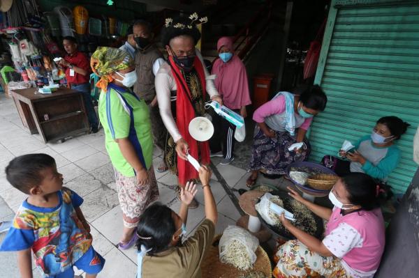 Besut Rusmini Blusukan Pasar Gentengkali Surabaya