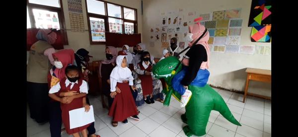 Badut semarakan Vaksinasi, capai target Garut masuk level 1