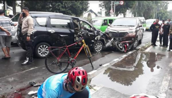 Kecelakaan Lalu Lintas Beruntun di Jalan Sudirman Bogor Tengah, Mobil Tabrak 4 Kendaraan