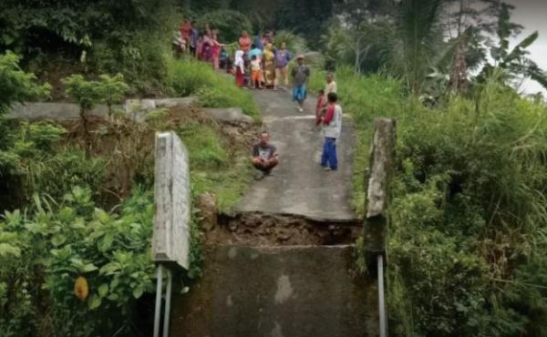 Jembatan di Bantarkawung Ambruk akibat Hujan Deras, Warga 2 Dusun Terisolasi