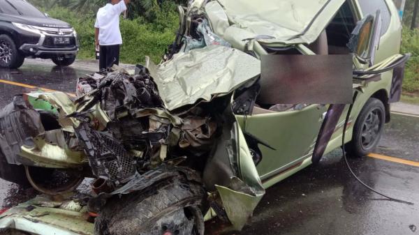 Terjepit di Bodi Mobil, 2 Penumpang Mini Bus  di Bangka Tengah Berhasil Dievakuasi