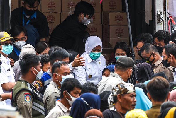 Hadir Di Operasi Pasar Murah, Wawako Palembang Jual Minyak Goreng Beli 1 Dapat 2