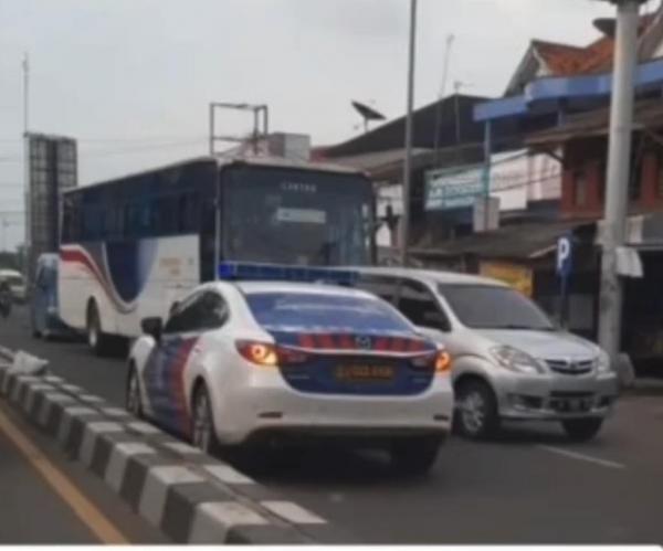 Dikecam Netizen Lawan Arus, Mobil Patroli Ini Ternyata Bawa Warga Sakit