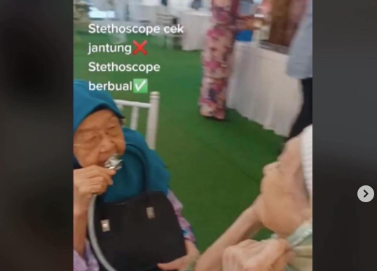 Bikin Gemes Sekaligus Haru, Dua Nenek Ini Ngobrol Pakai Stetoskop untuk Ngobrol