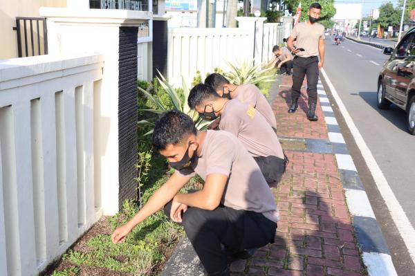 Jumat Bersih, Polres Majalengka Gelar Kerja Bakti Bersih Lingkungan Mako