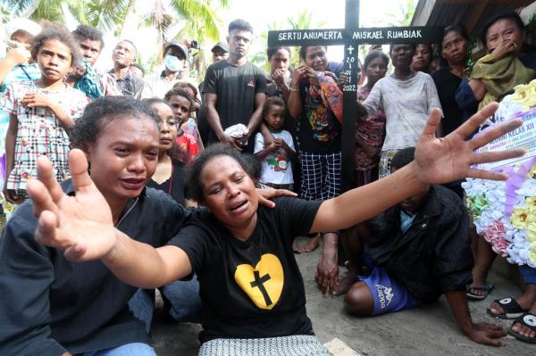 Isak Tangis Keluarga Pecah di Pemakaman Prajurit Korban Penembakan Sparatis Papua