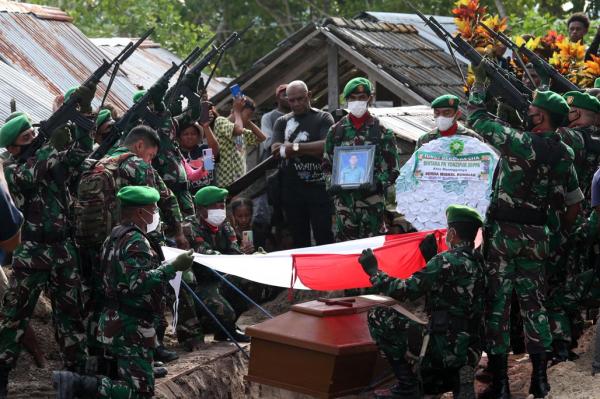 Prajurit TNI AD Antar Pemakaman Jenazah Sertu Miskel Korban Penembakan KKB