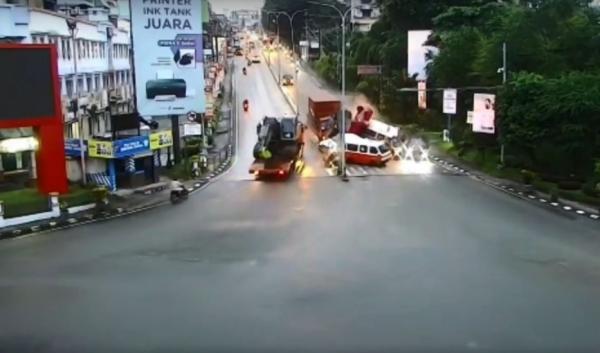 Truk Kontainer Rem Blong Angkut 20 Ton Kapur Pembersih Penyebab Kecelakaan Maut di Balikpapan