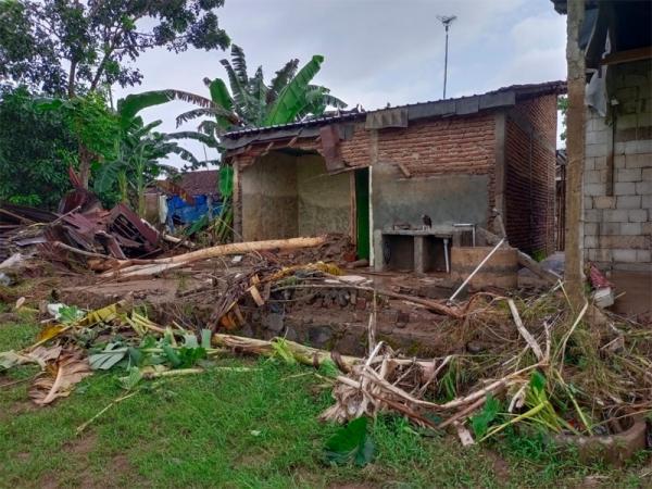 Banjir Rusakkan 10 Rumah Warga Pekalongan